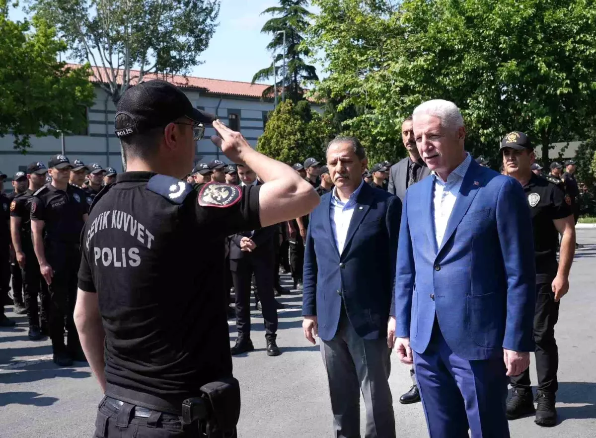 Vali Gül, Bayrampaşa\'da Polislerle Bayramlaştı
