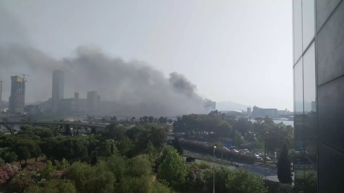 İzmir\'de Eski Fabrikada Yangın: TIR ve Kamyonlar Zarar Gördü