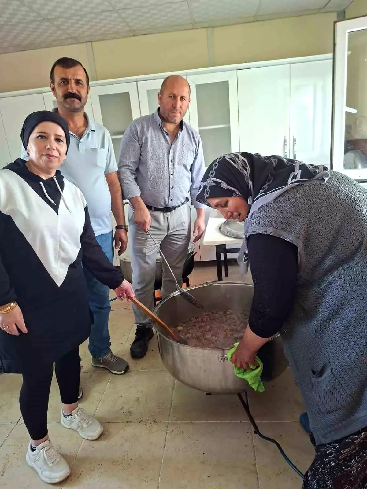 Kars\'ta Öğrencilere Kurban Etli Bayram İkramı