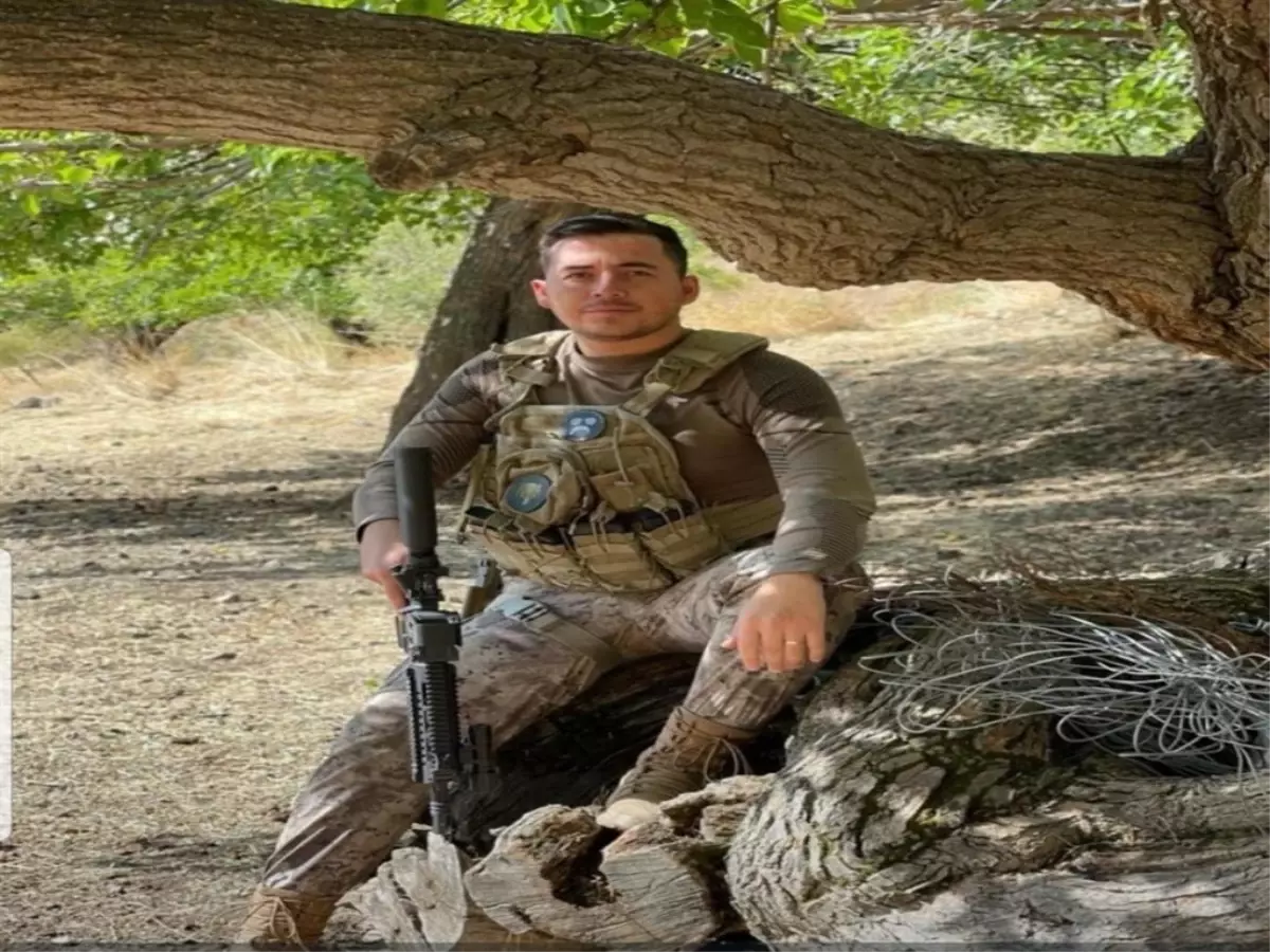 Şehit Polis Memuru Eşi, Eşini Fotoğraflarla Andı