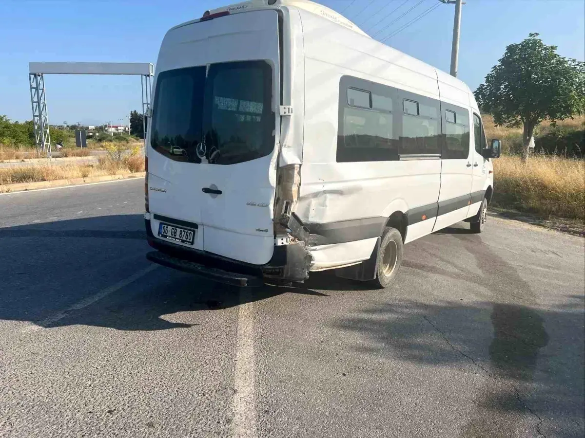 Manavgat\'ta Motosiklet Minibüse Çarptı: Sürücü Ağır Yaralandı