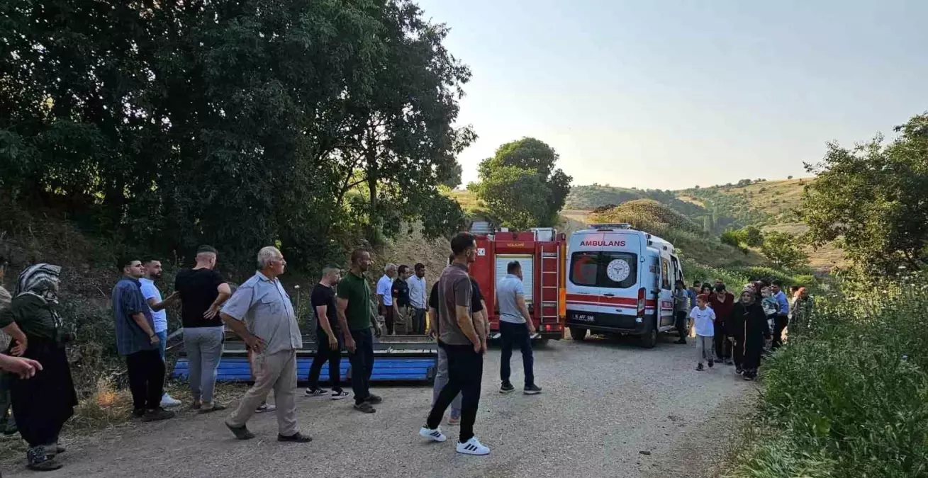 İnegöl\'de Römork Devrildi, Çocuk Yaralandı