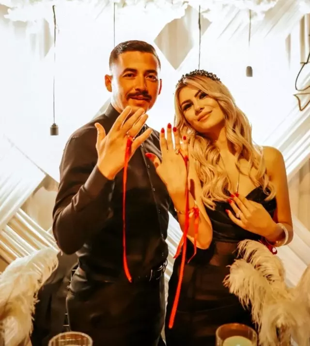 Bu acının tarifi yok! Şehit eşinin resmi ile poz verdi, düştüğü not yürekleri dağladı