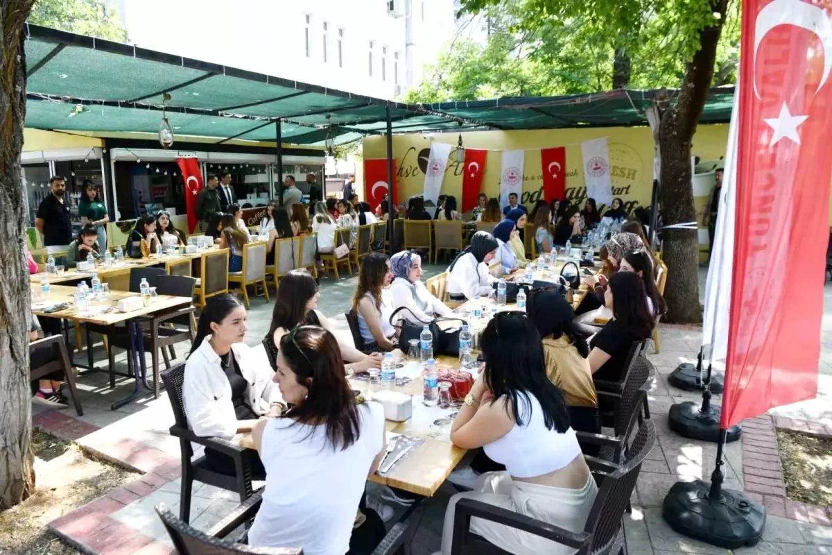 Vali Aygöl, Öğrencilerle Bayram Kahvaltısı Düzenledi