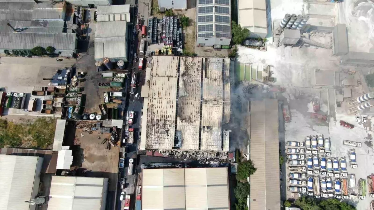 Kocaeli\'nde Boya Fabrikasında Yangın