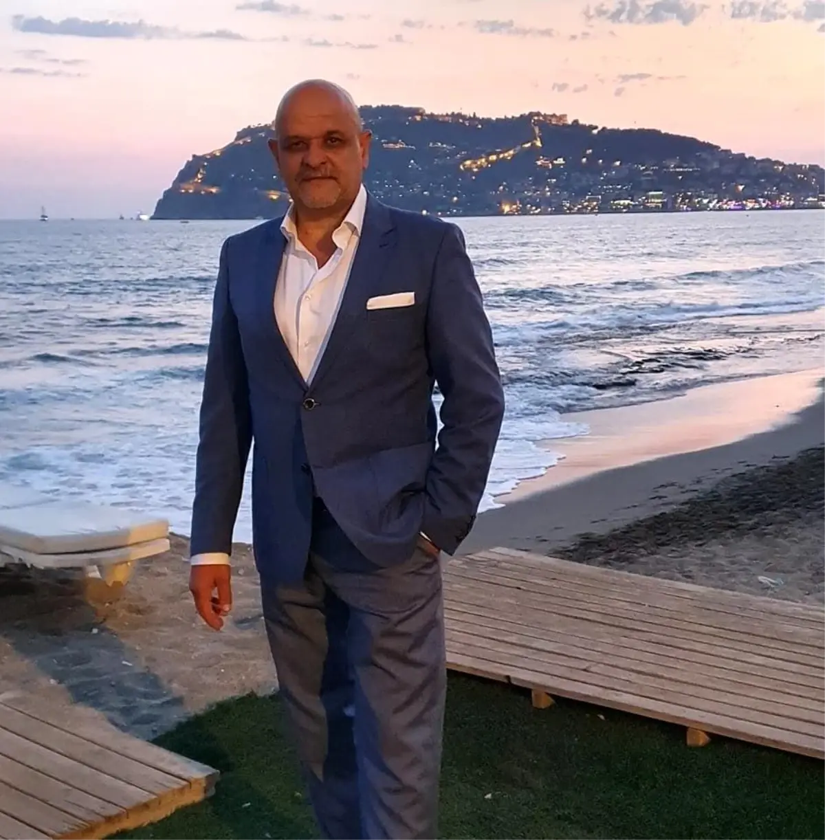 Alanya\'da Trafik Kazası: Sürücü Uçuruma Yuvarlandı