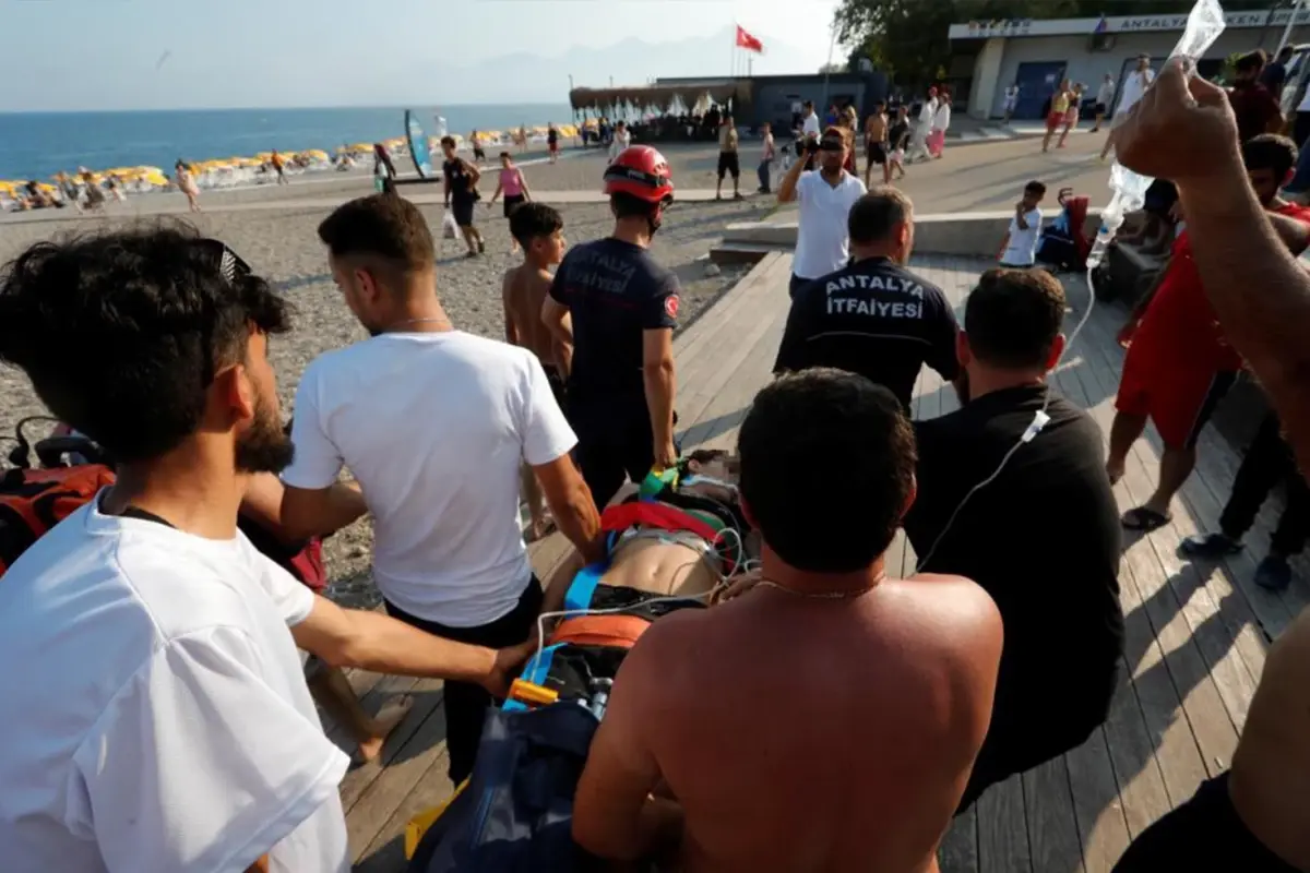 Antalya\'da 40 metrelik falezlerden atlayan genç ağır yaralandı