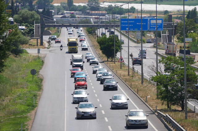 Bayram tatilinin geri dönüş trafiği başladı! 7 kilometrelik kuyruk Bayram tatilinin geri dönüş trafiği başladı! 7 kilometrelik kuyruk