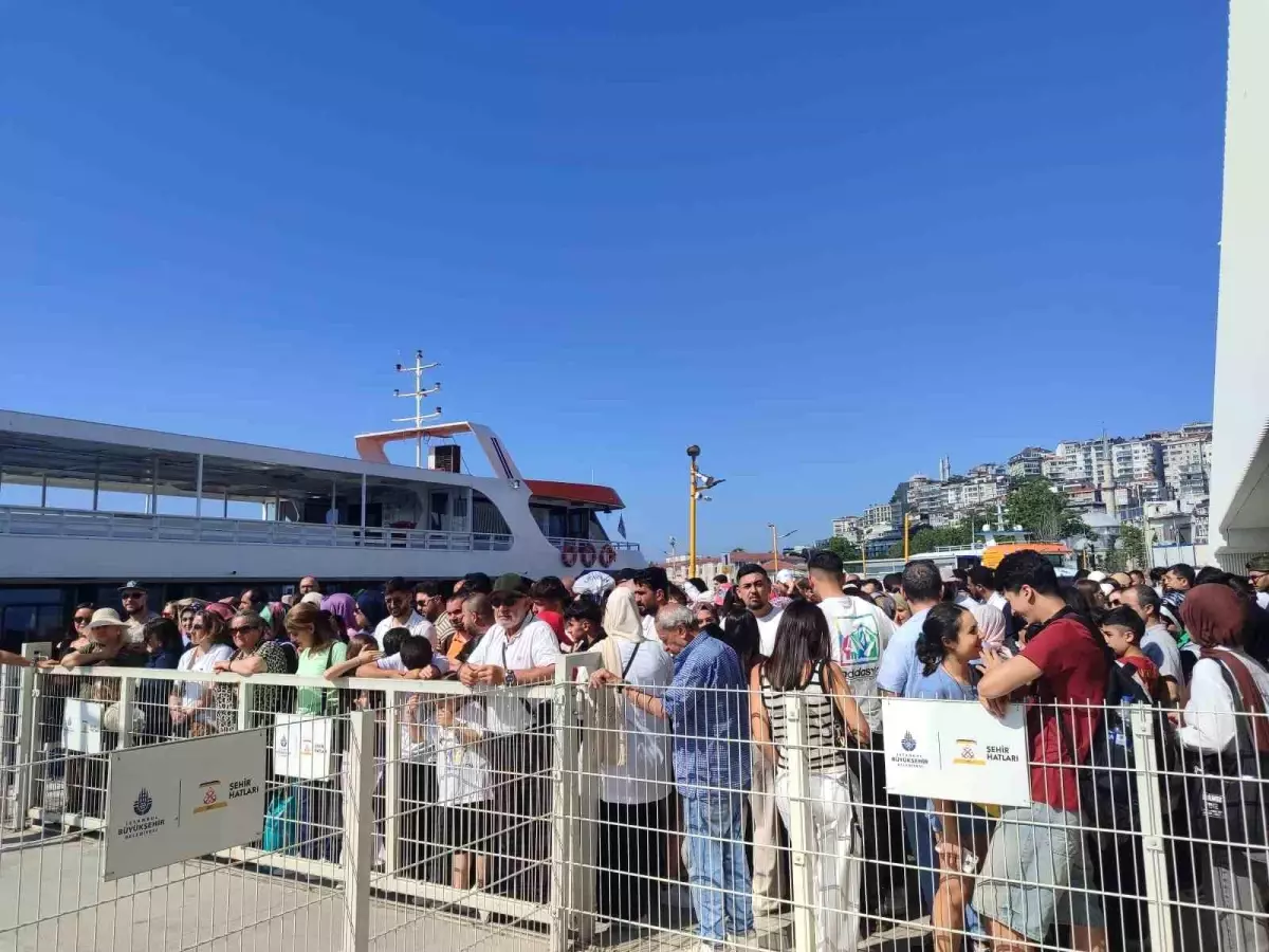 Adalar İskelesi\'nde Bayram Yoğunluğu