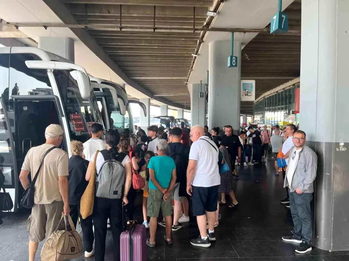 İzmir Otogarı\'nda Dönüş Yoğunluğu