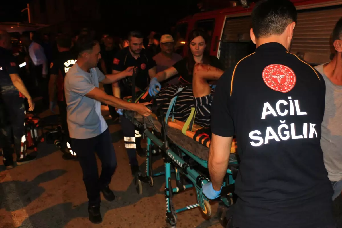 Kamyonete Çarpan Minibüs Şoförü Sıkıştı