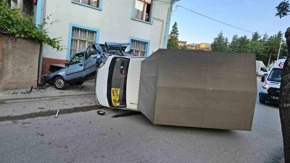 Tosya\'da Kamyonet Park Halindeki Araca Çarptı
