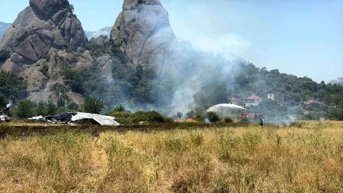 Kemer\'de Çalılık Alanda Yangın Kontrol Altına Alındı