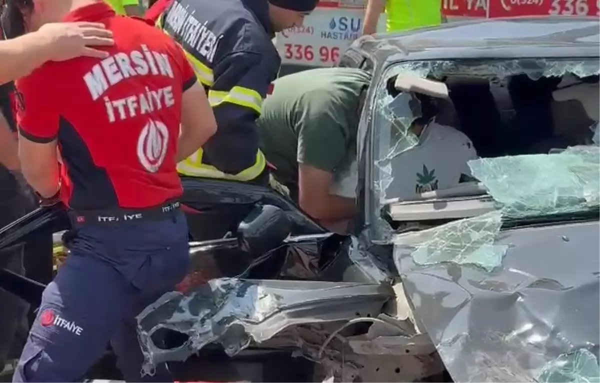 Mersin\'de Kaza: Lastiği Patlayan Araç Motosiklete Çarptı