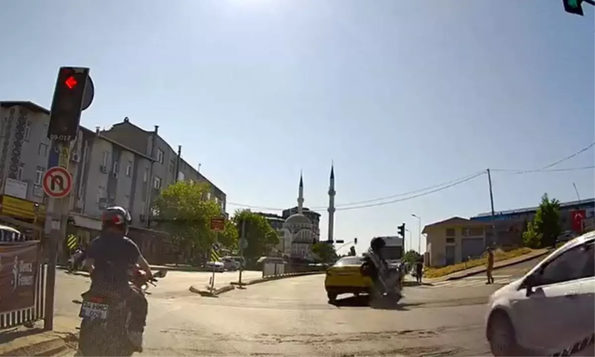 Şişli\'de Motosiklet-Taksi Kazası