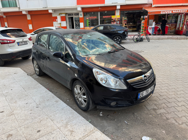 5'inci kattan park halindeki otomobilin üzerine düşen Elif, yaralandı