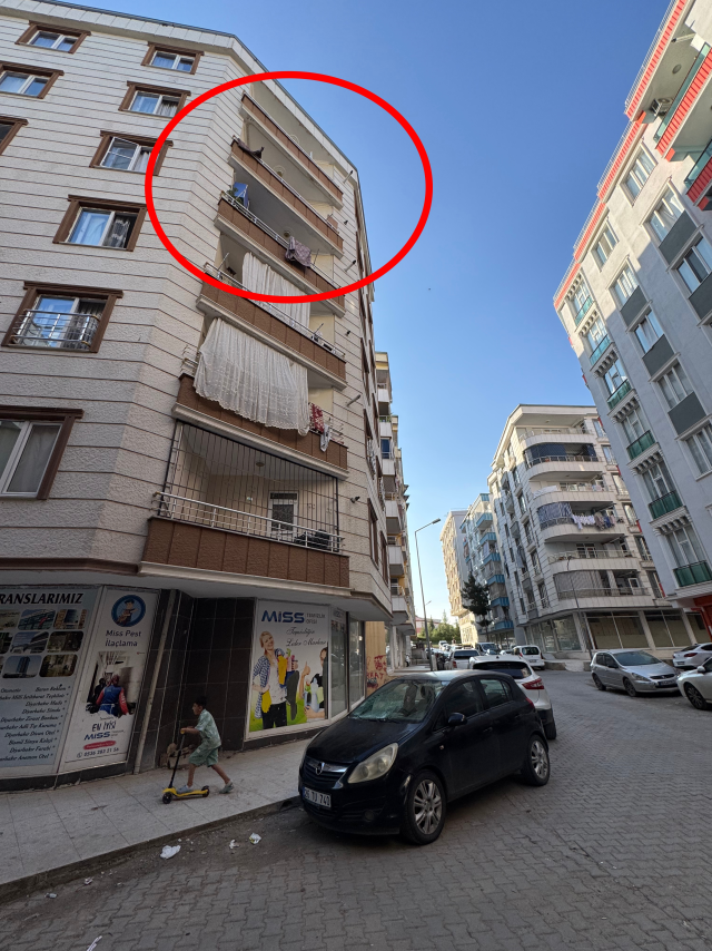 5'inci kattan park halindeki otomobilin üzerine düşen Elif, yaralandı