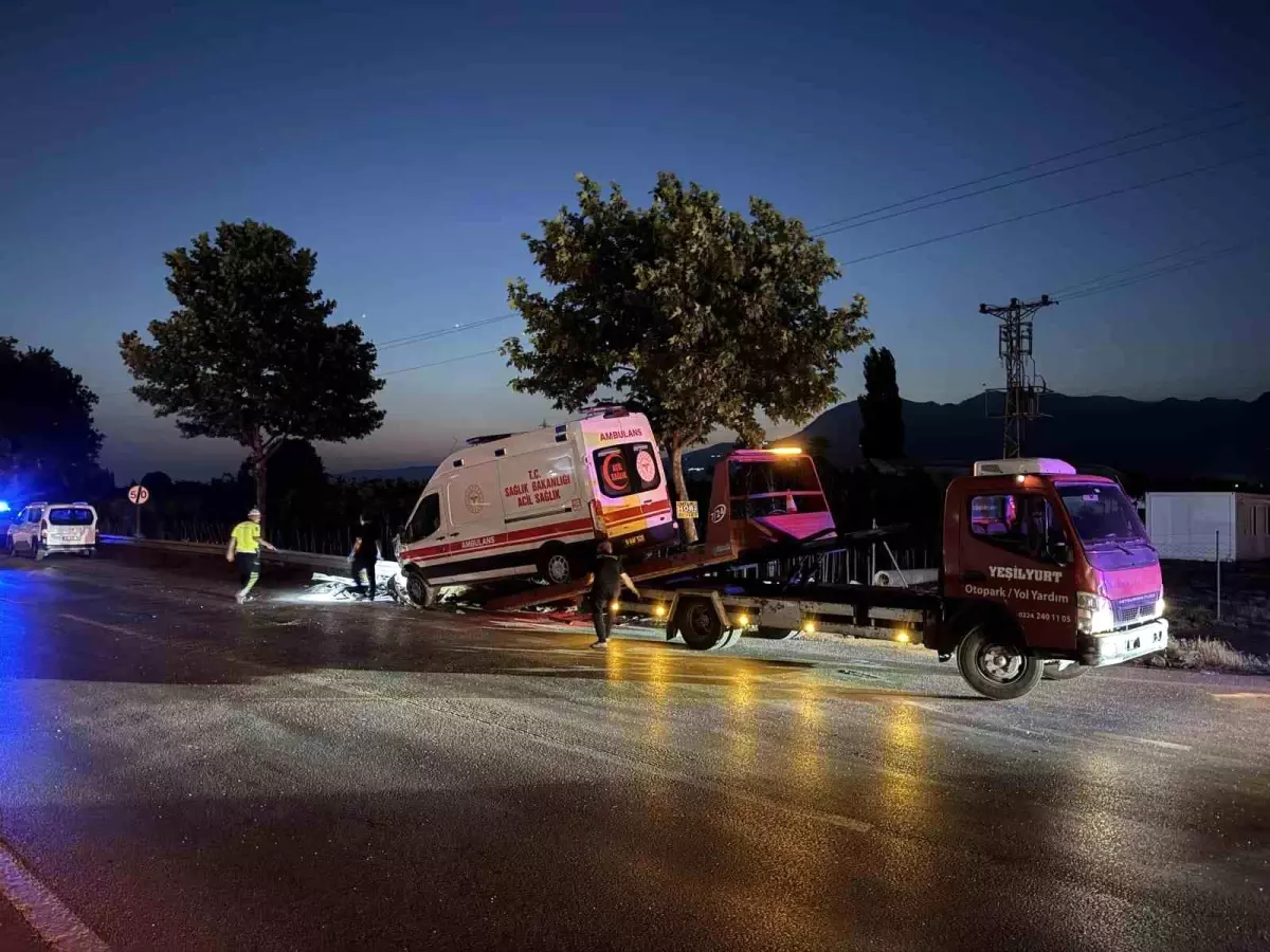 Bursa\'da Ambulans ile Kafa Kafaya Çarpışma
