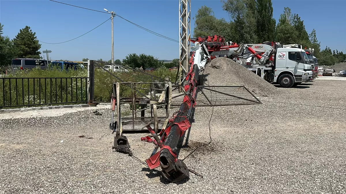 Kütahya\'da Vinç Devri, 2 İşçi Yaralandı