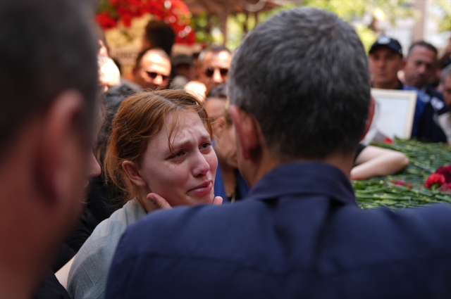 CHP Genel Başkanı Özgür Özel, Zeyrek'in kızı Nehir Zeyrek'i teselli etti.
