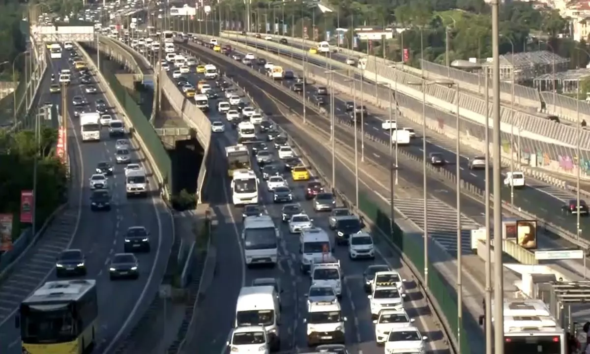 İstanbul\'da Bayram Sonrası Trafik Yoğunluğu