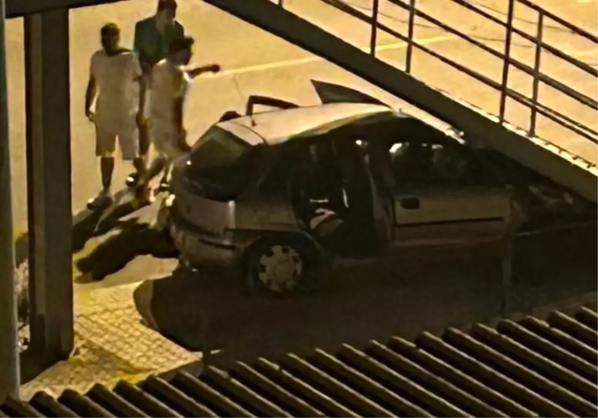 Mersin\'de Üst Geçide Çarpan Araçta 6 Yaralı