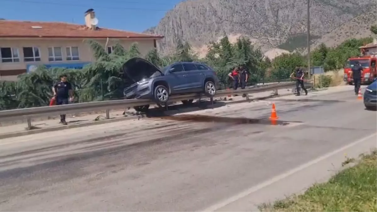 Amasya\'da Otomobil Bariyerlere Çarptı: 1 Yaralı
