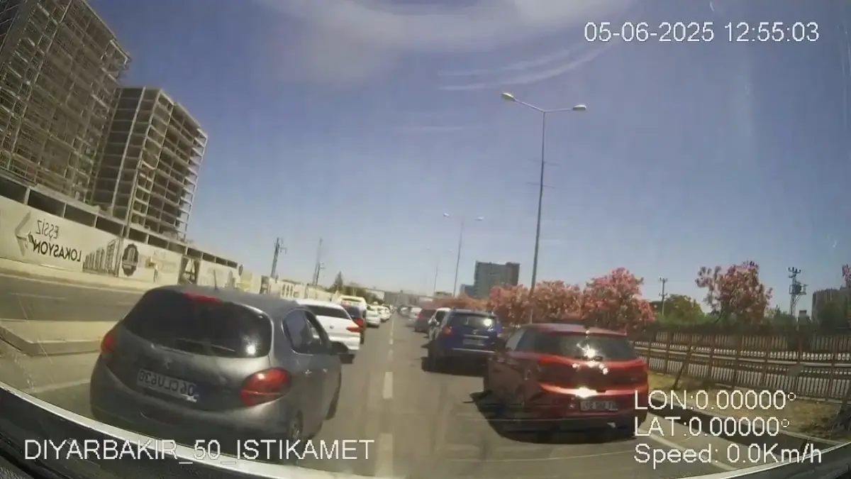 Diyarbakır\'da Fermuar Yöntemiyle Ambulansa Yol Verildi