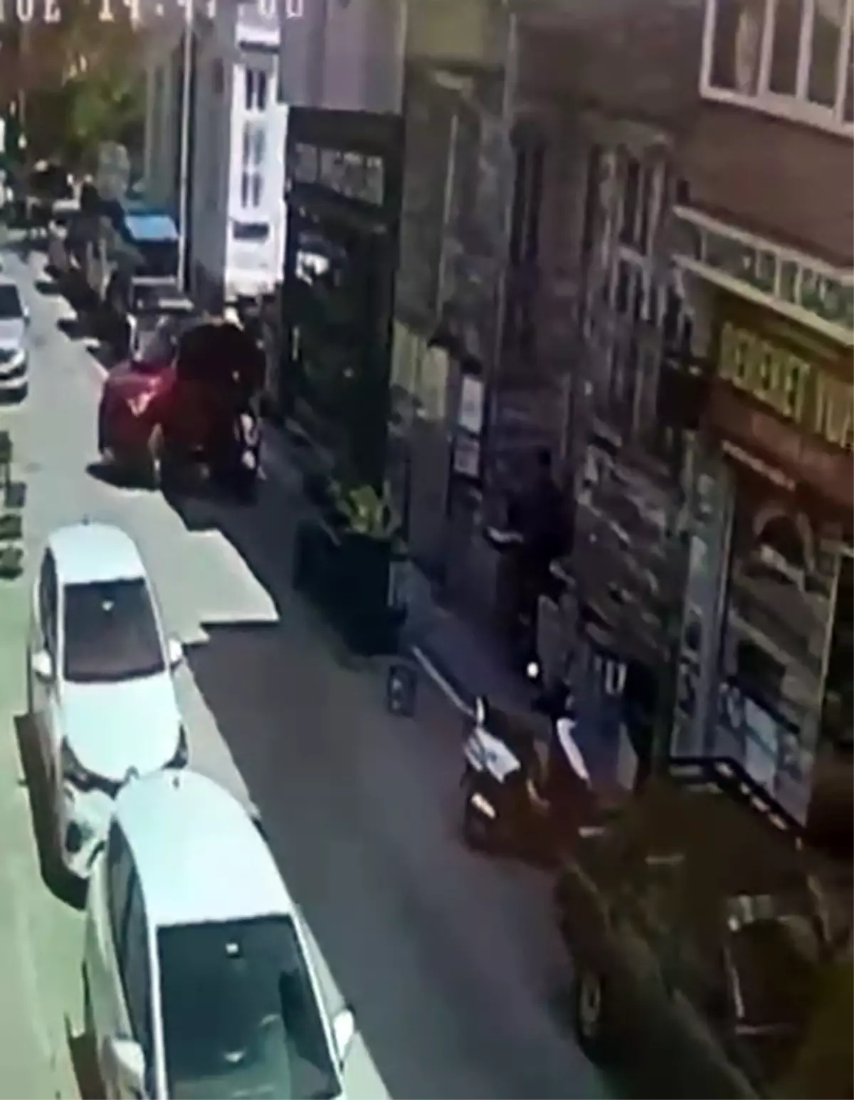 Edirne\'de Otomobil Mağazaya Girdi