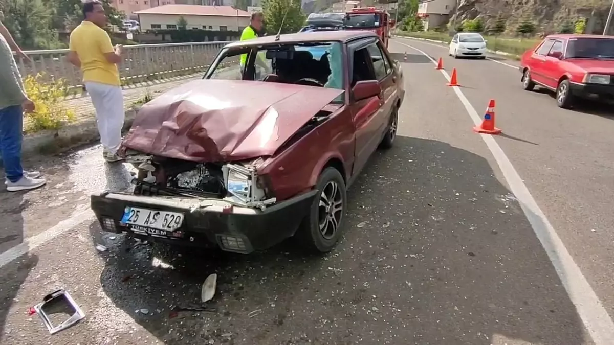 Tortum\'da Trafik Kazası: 3 Yaralı