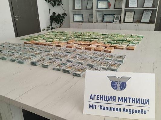 Türk vatandaşı tüm parayı komşuya kaptırdı! Masadaki paranın miktarı dudak uçuklattı Türk vatandaşı tüm parayı komşuya kaptırdı! Masadaki paranın miktarı dudak uçuklattı