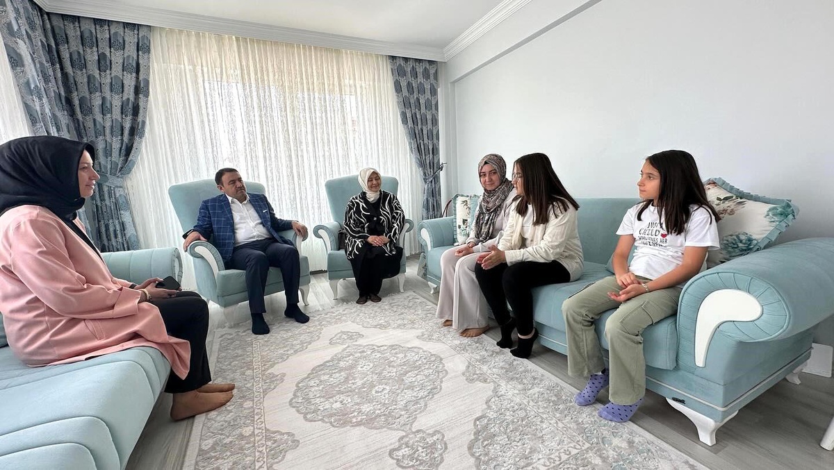 Vali Musa Işın ve eşinden şehit ailelerine anlamlı ziyaret