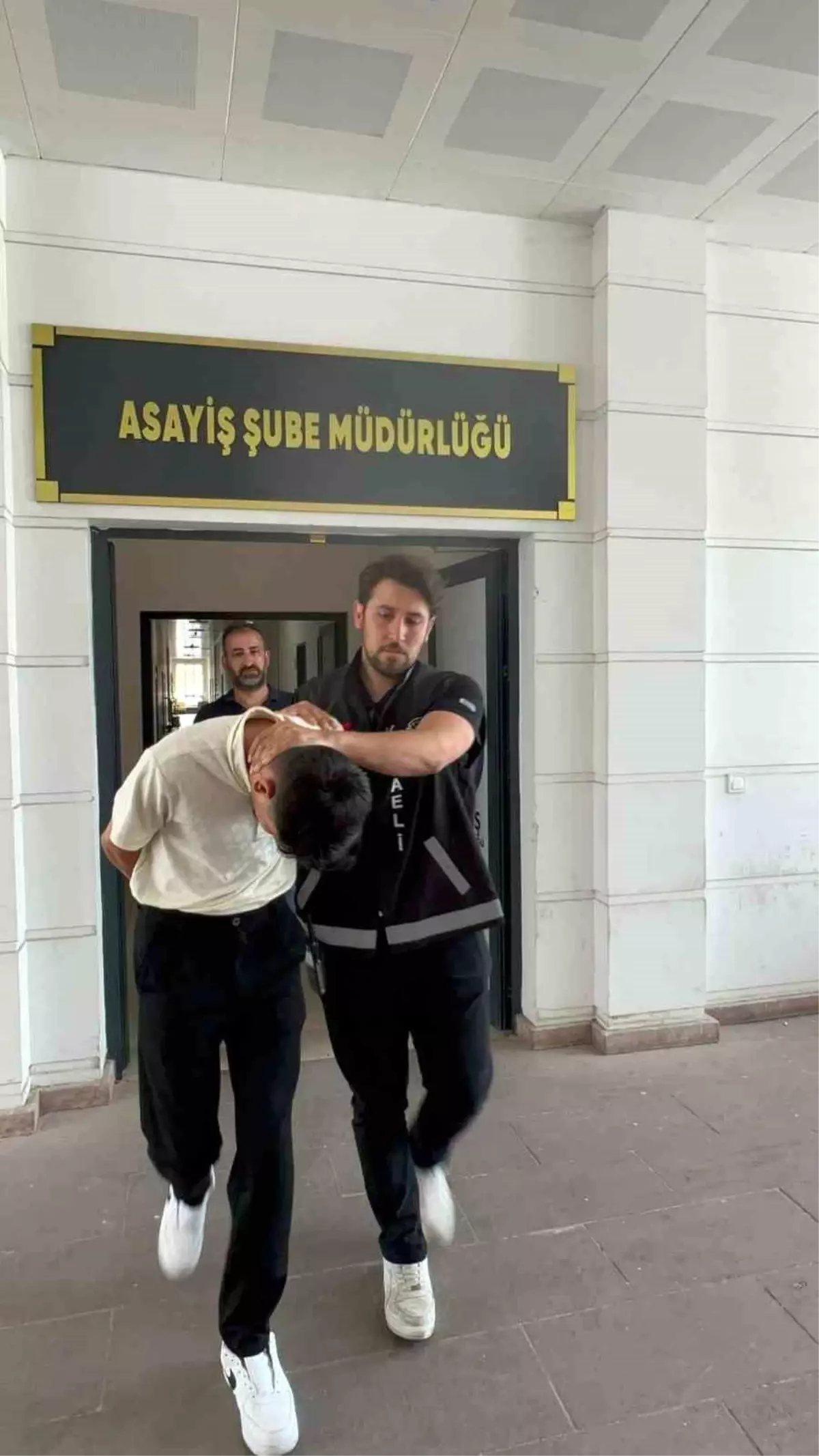 Kocaeli\'de Dolandırıcı Polis Yakalandı