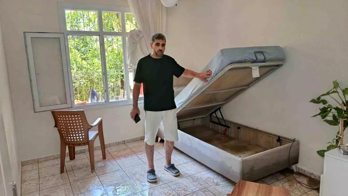 Adana\'da ASKİ\'nin Su Hattı Patladı, Mahalle Su Altında Kaldı