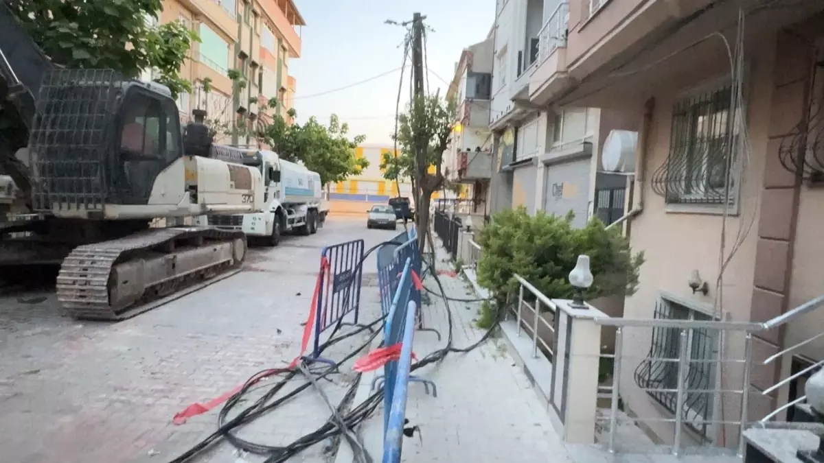 Avcılar\'da yıkım sırasında elektrik hatları hasar gördü