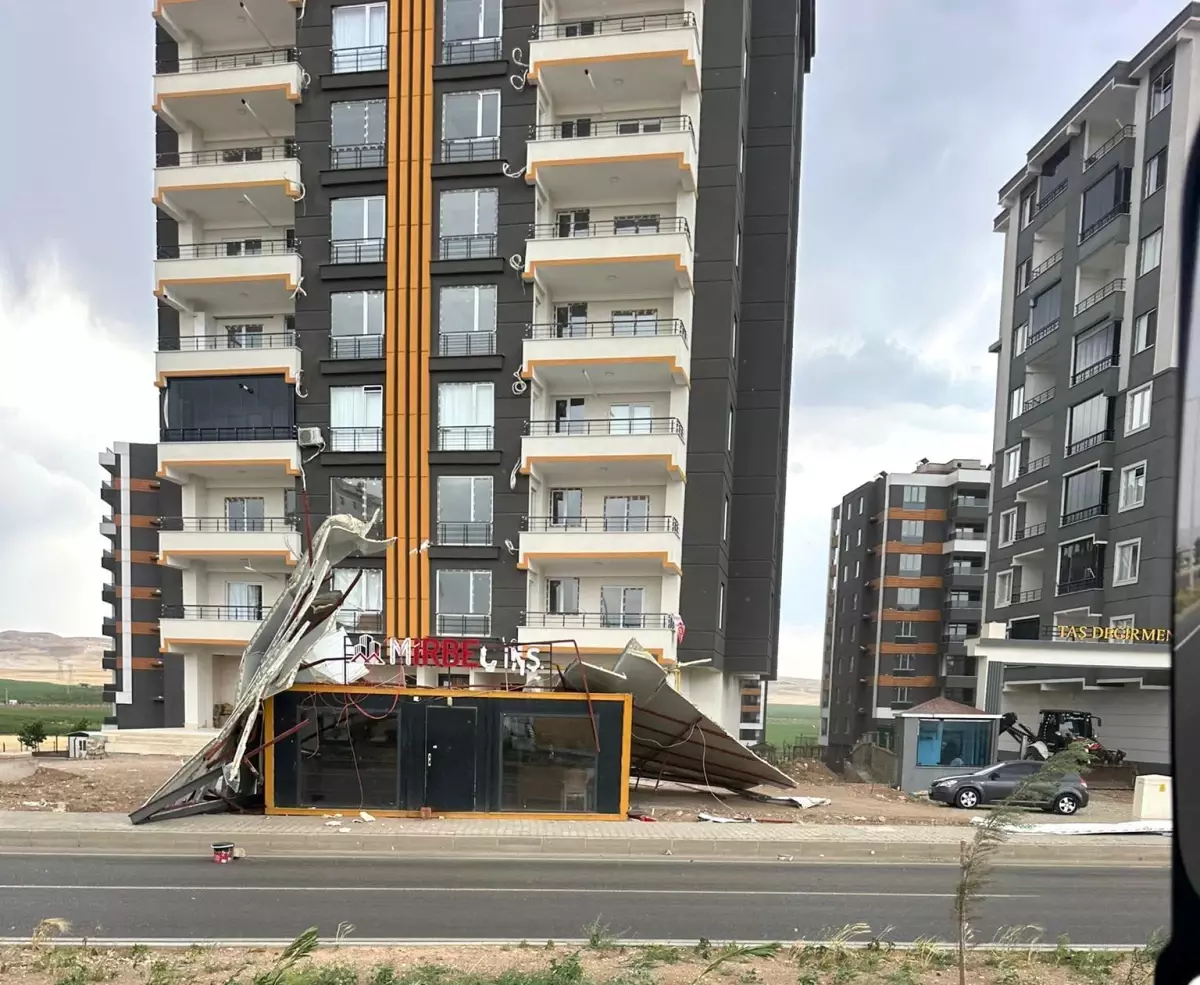 Batman\'da Rüzgar Çatıyı Uçurdu