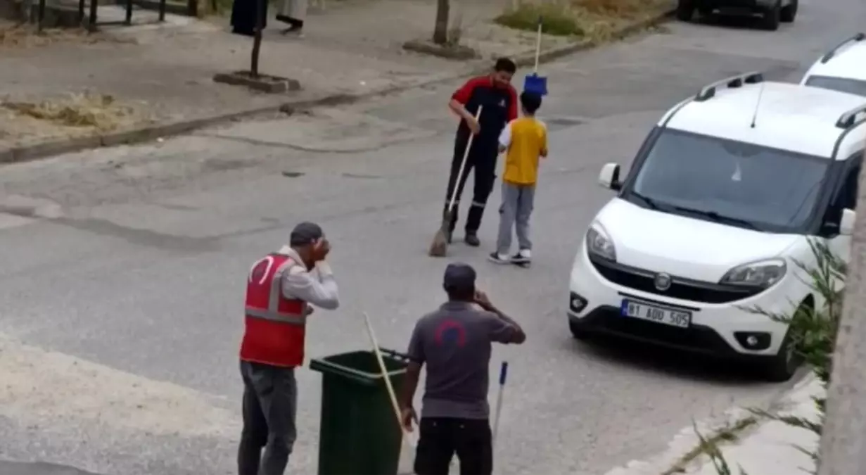 11 Yaşındaki Çocuğun Bayram Hediyesi Temizlik Çalışanlarını Mutlu Etti