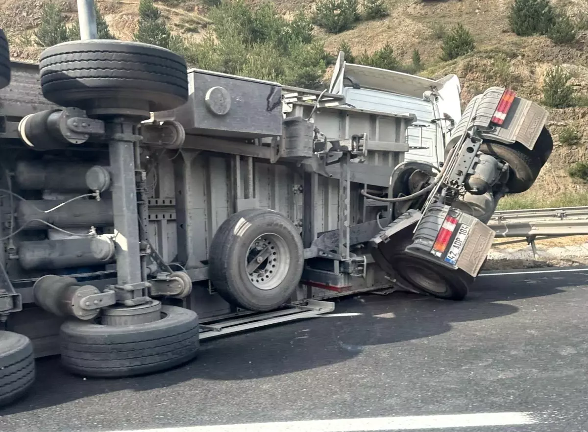 Bilecik\'te Tır Kazası: Sürücü Yaralandı