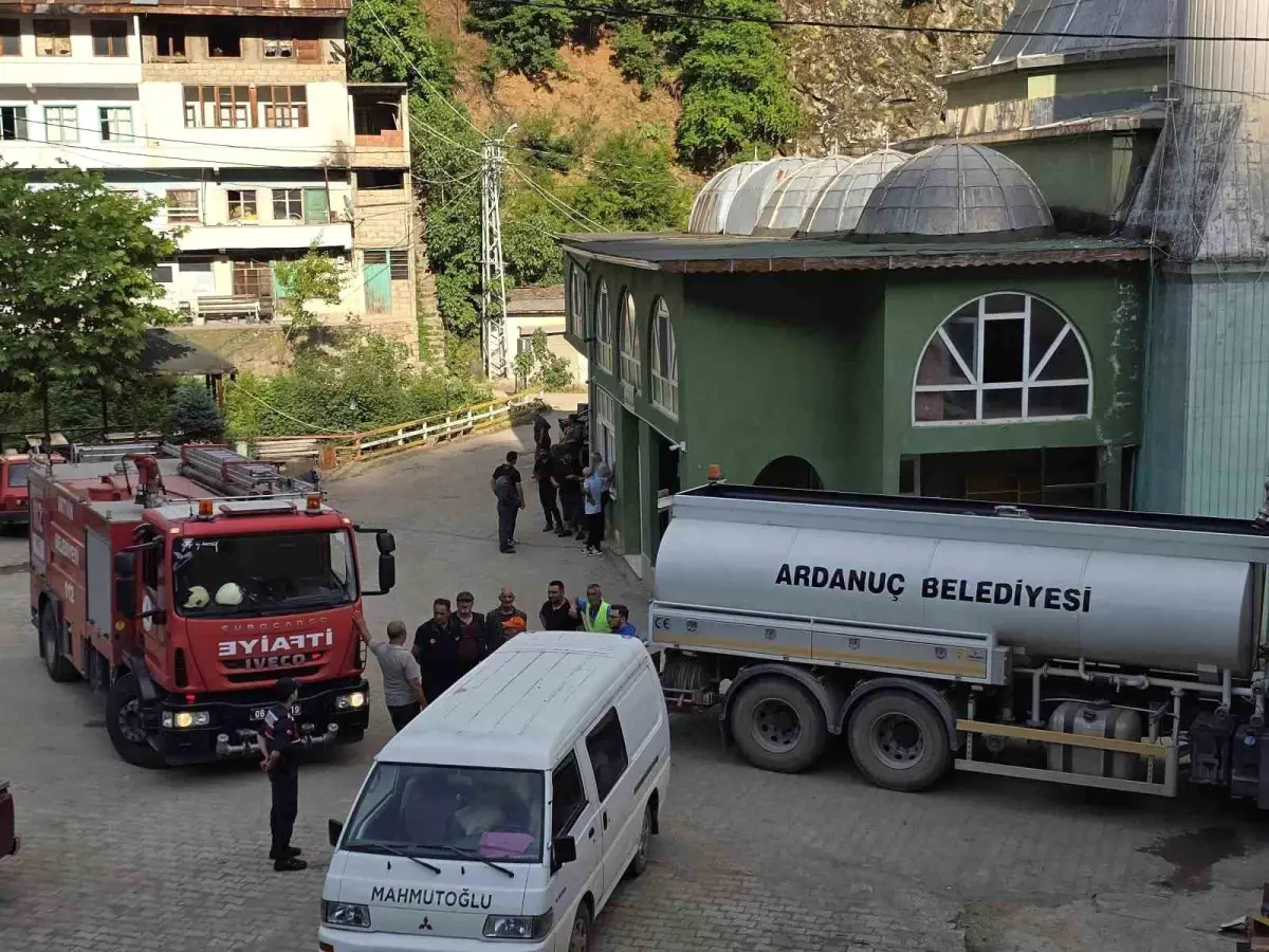Artvin\'de Köylüler Yangını Söndürdü