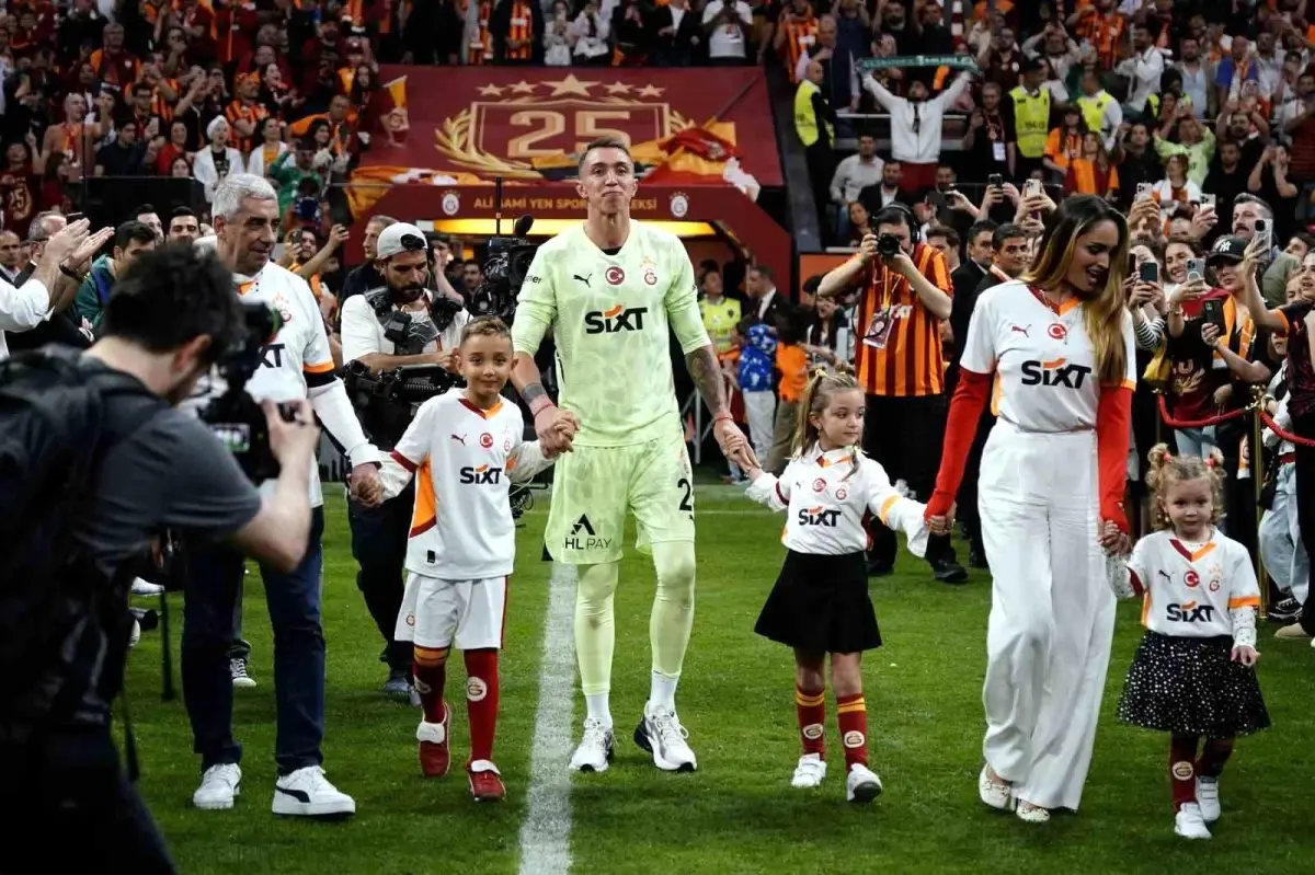 Muslera Galatasaray\'a Veda Etmedi