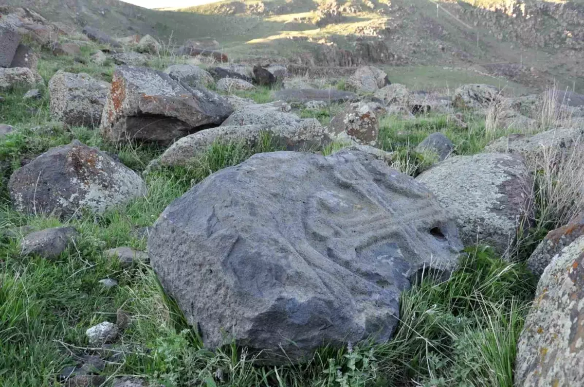 Kars\'ta Haç İşaretli Mezarlar Tehdit Altında