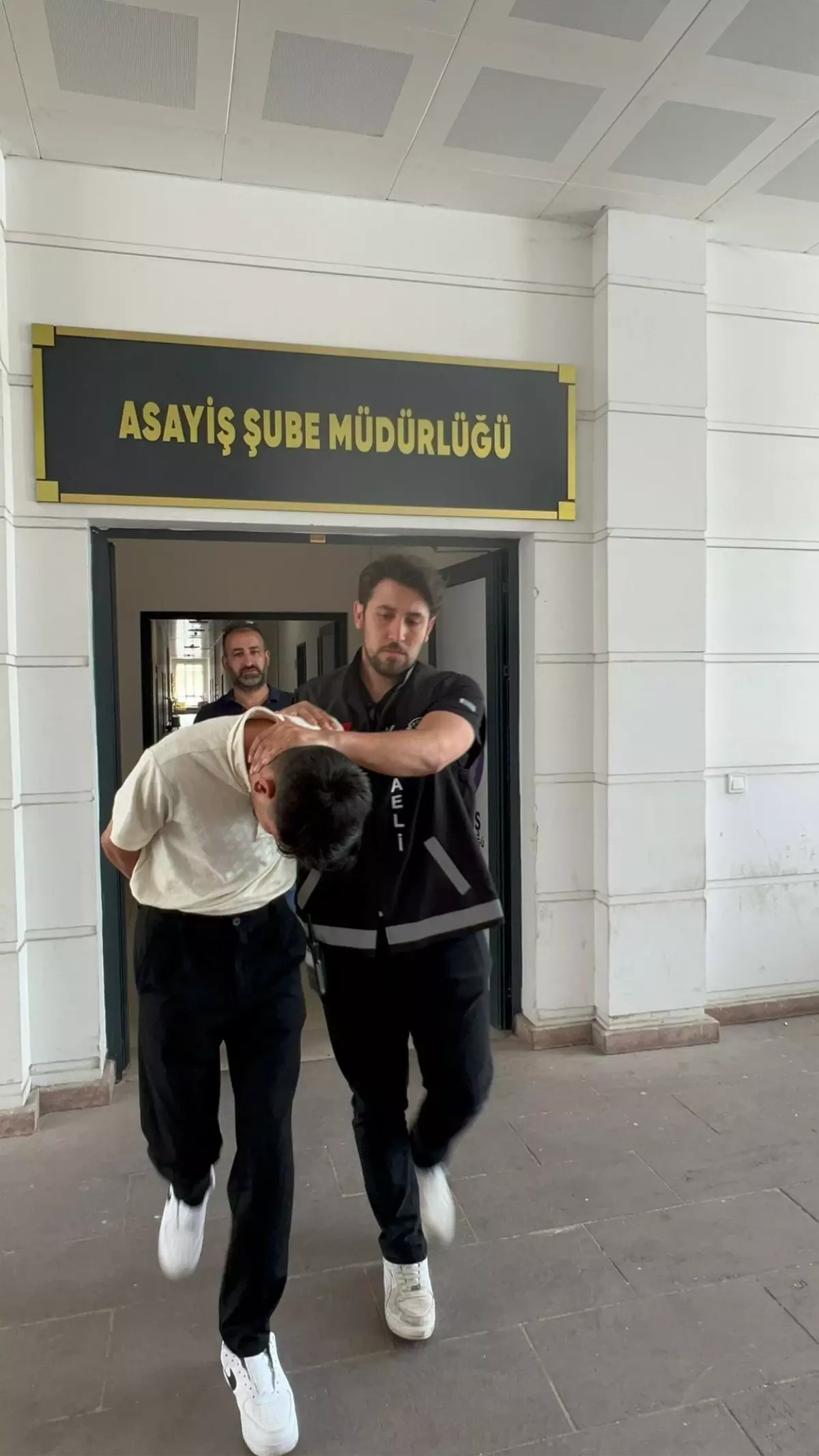 Polis Kılığındaki Dolandırıcı Tutuklandı