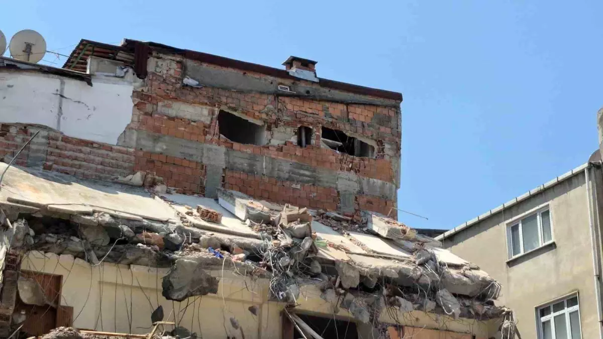 Yıkımda Hatalı Manevra, Komşu Bina Hasar Gördü
