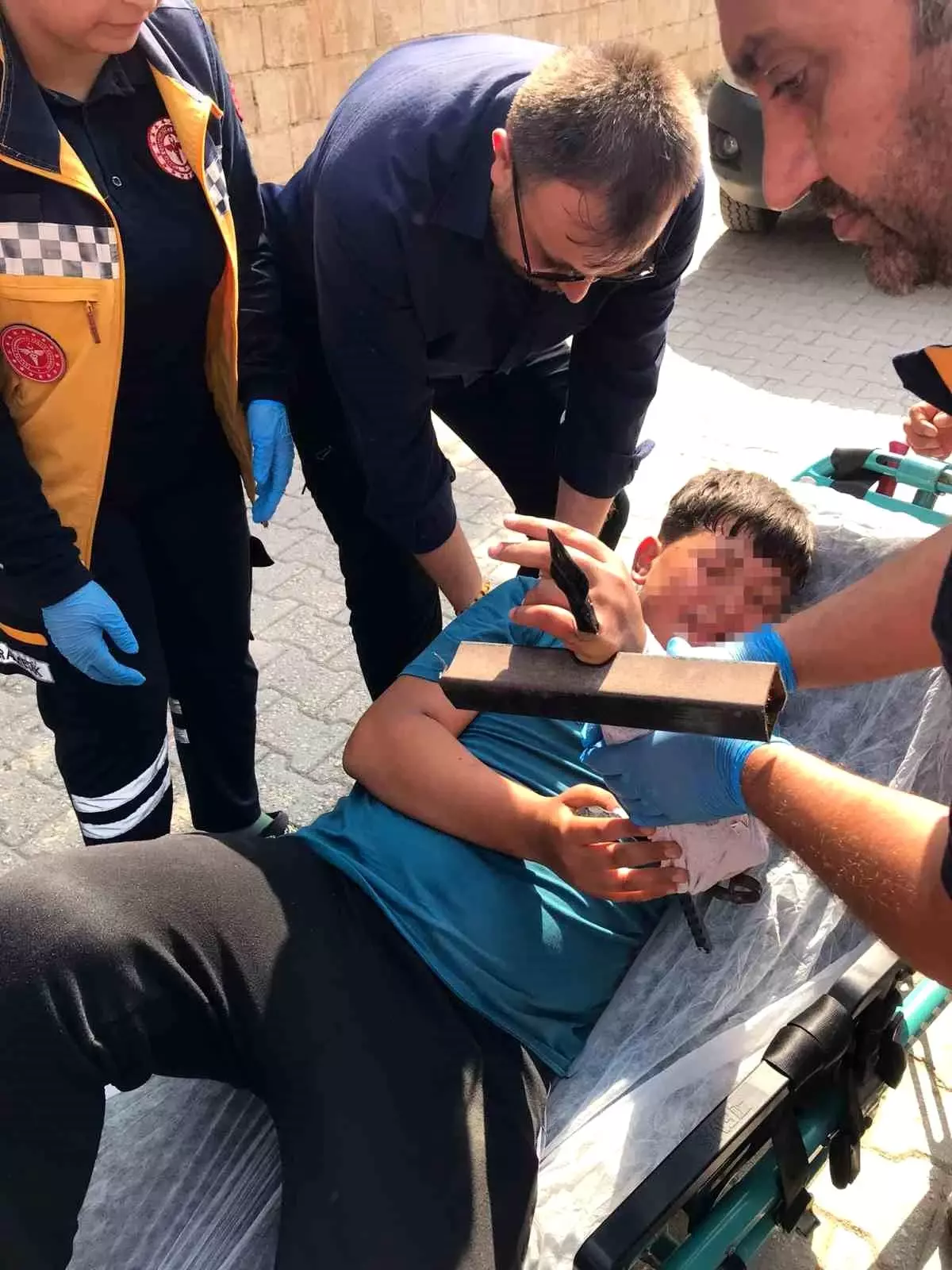 Hatay\'da Çocuğun Elinde Demir Korkuluk Saplandı