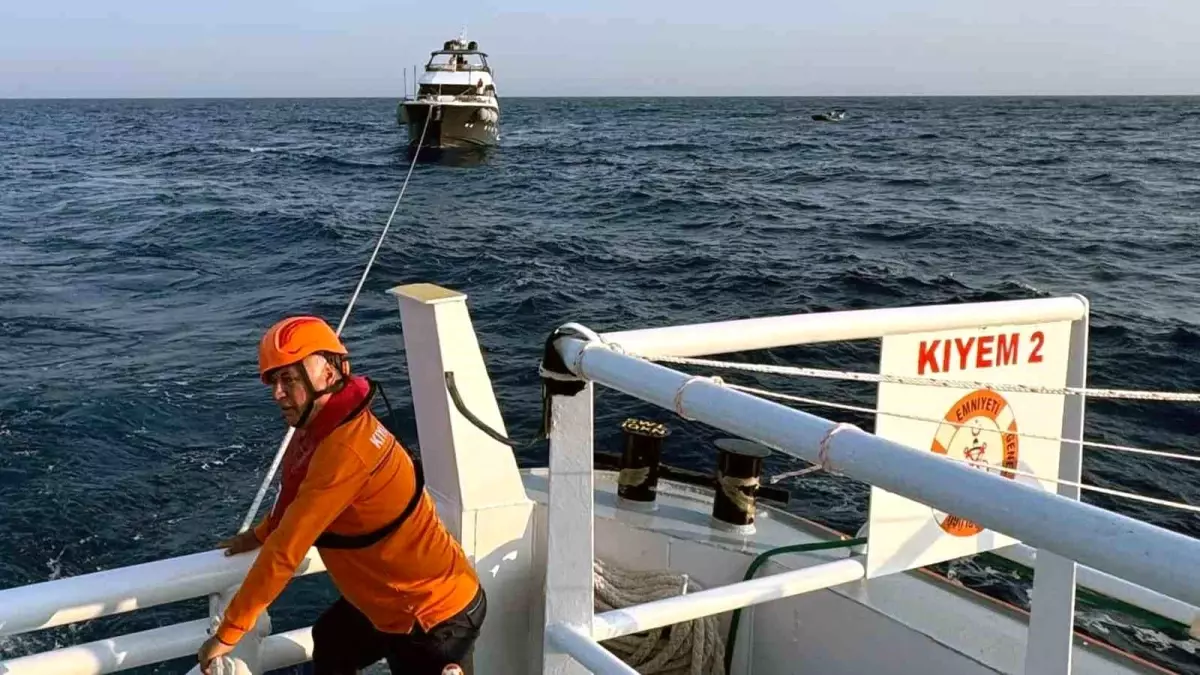 Marmaris\'te Sürüklenen Tekne Kurtarıldı