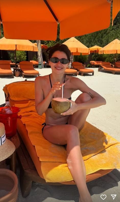 Nesrin Cavadzade yaz tatilinde hindistan ceviziyle serinledi Nesrin Cavadzade yaz tatilinde hindistan ceviziyle serinledi