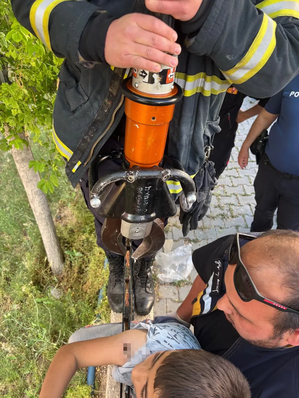 Okul Bahçesinde Korkuluk Demiri Saplandı