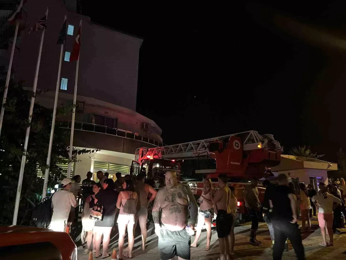 Antalya\'da Otelde Çıkan Yangın Paniğe Neden Oldu