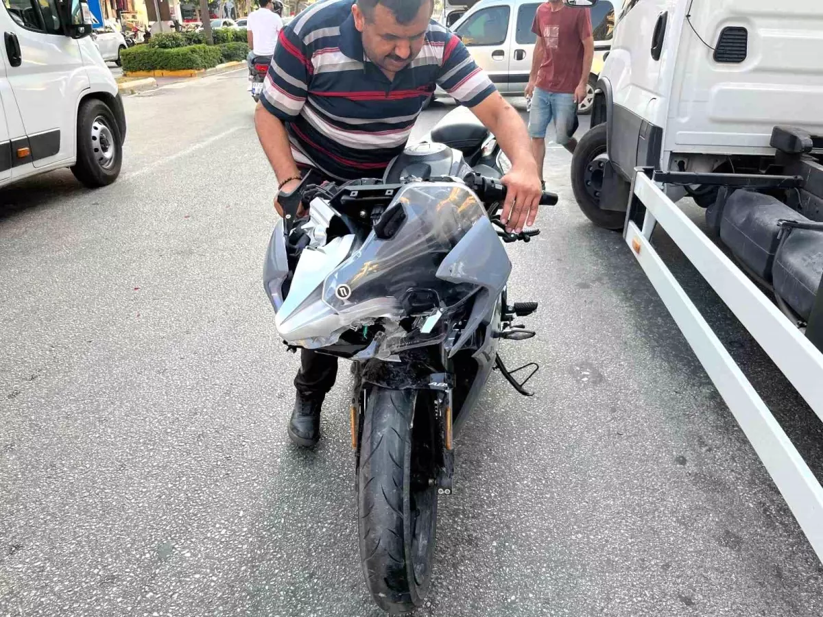 Alanya\'da Motosiklet - Kamyonet Çarpıştı