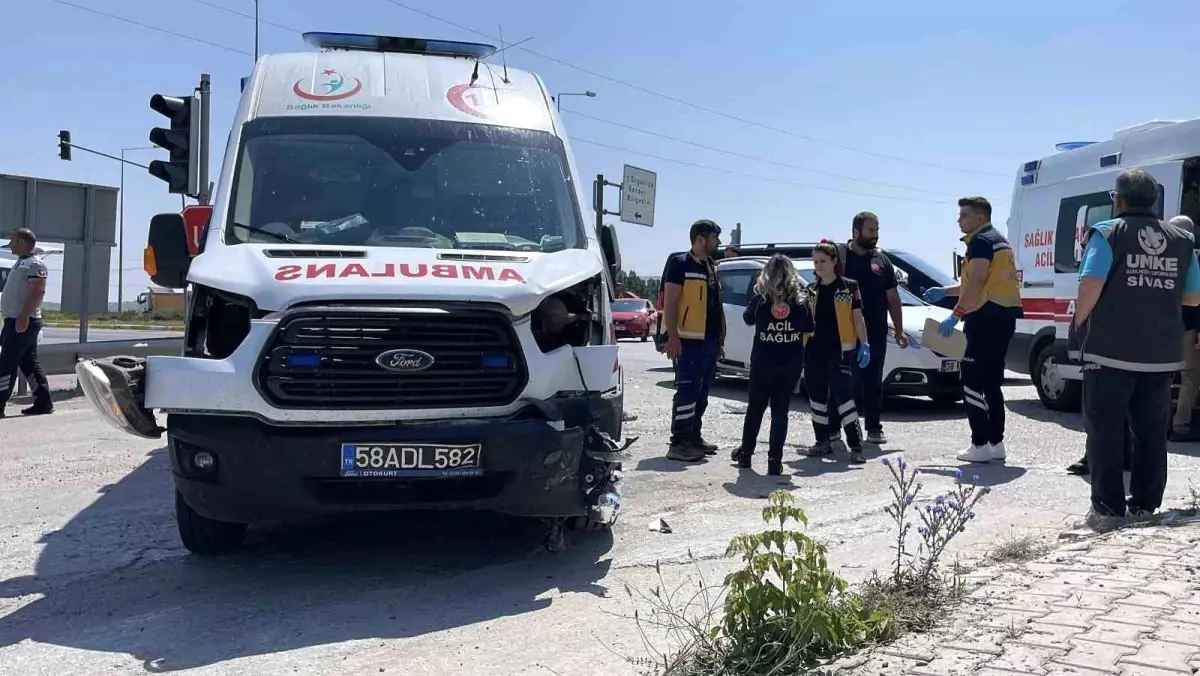 Sivas\'ta Ambulans ve Otomobil Çarpıştı